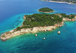 In der malerischen Souda-Bucht vor Kreta erwartet Sie unter anderem die Festungsinsel mit der kleinen Kapelle des Agios Nikolaos.