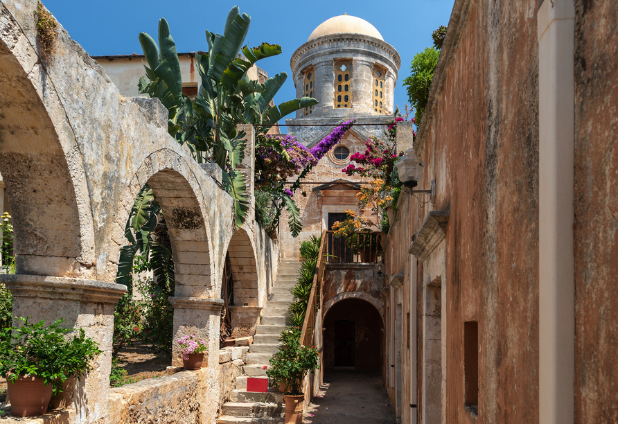 AIDAblu ab/an Korfu, Kloster Aghia Triada, Kreta Das Kloster Agia Triada nahe Chania ist ein eindrucksvolles Zeugnis kretischer Klosterarchitektur.