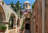 Das Kloster Agia Triada nahe Chania ist ein eindrucksvolles Zeugnis kretischer Klosterarchitektur.