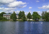 Ihr Hotel liegt direkt am See.