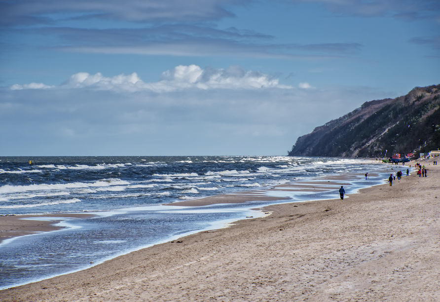 Spazieren Sie den endlos langen Strand in Kolberg entlang.