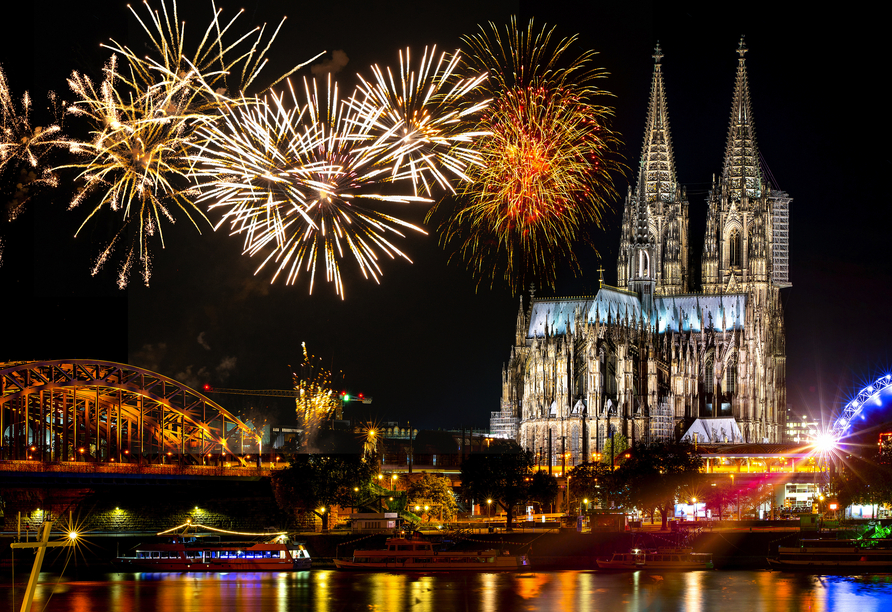 ARIELLE ROYAL, Köln Am Reisetermin 01.08.26 erleben Sie das Feuerwerk der Kölner Lichter, bevor Ihre Rhein-Kreuzfahrt startet.