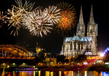 Am Reisetermin 01.08.26 erleben Sie das Feuerwerk der Kölner Lichter, bevor Ihre Rhein-Kreuzfahrt startet.