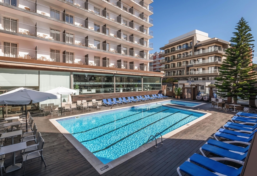 Erholen Sie sich am Außenpool des Hotels und genießen Sie Sonne satt.