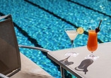 Ein eisgekühlter Cocktail am sonnenverwöhnten Außenpool – was gibt es Besseres?