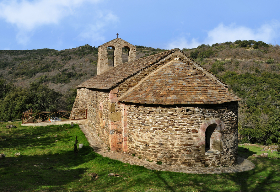 Bei einem Ausflug entdecken Sie das eindrucksvolle Kloster Sant Pere del Bosc.