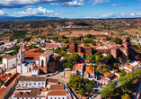 Über den Dächern von Silves entfaltet sich ein beeindruckendes Panorama aus historischer Burg, Kathedrale und sanften Hügeln.
