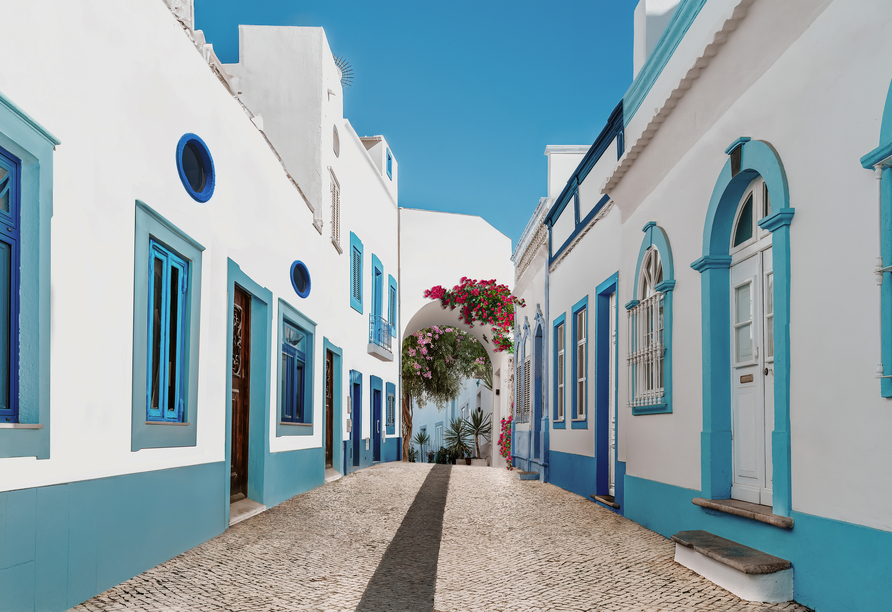In den charmanten Gassen von Olhão sorgen weiß-blaue Häuser und traditionelles Pflaster für ein authentisches Flair.
