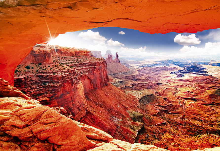 Wie ein Fenster in eine andere Welt eröffnet der natürliche Felsbogen einen spektakulären Blick auf den Grand Canyon in Arizona.