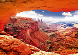 Wie ein Fenster in eine andere Welt eröffnet der natürliche Felsbogen einen spektakulären Blick auf den Grand Canyon in Arizona.