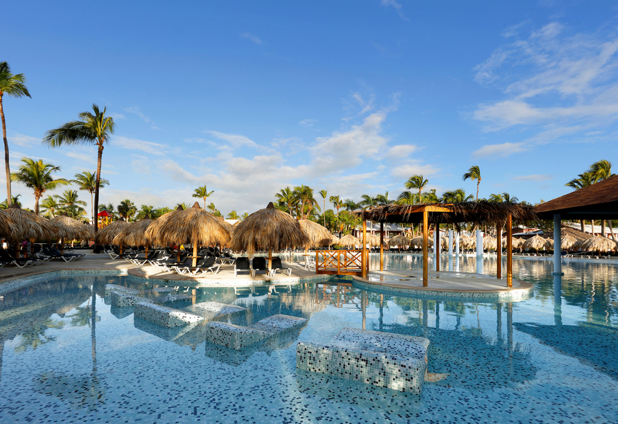 Grand Palladium Punta Cana Resort & Spa, Außenpool Lassen Sie es sich im Grand Palladium Punta Cana Resort & Spa gut gehen.