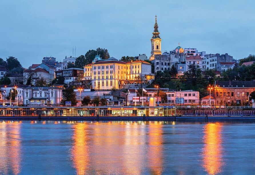 Lassen Sie den Blick über das abendliche Panorama von Belgrad schweifen.