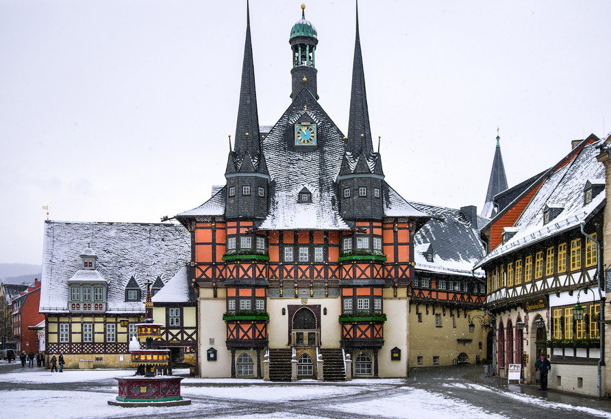 Entdecken Sie den winterlichen Marktplatz von Wernigerode.