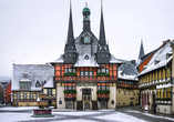 Entdecken Sie den winterlichen Marktplatz von Wernigerode.