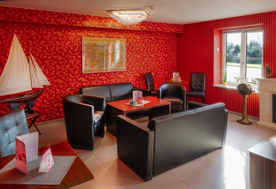 Das Kaminzimmer im Strandhotel Dranske lädt zum Entspannen und gemütlichen Beisammensein ein.