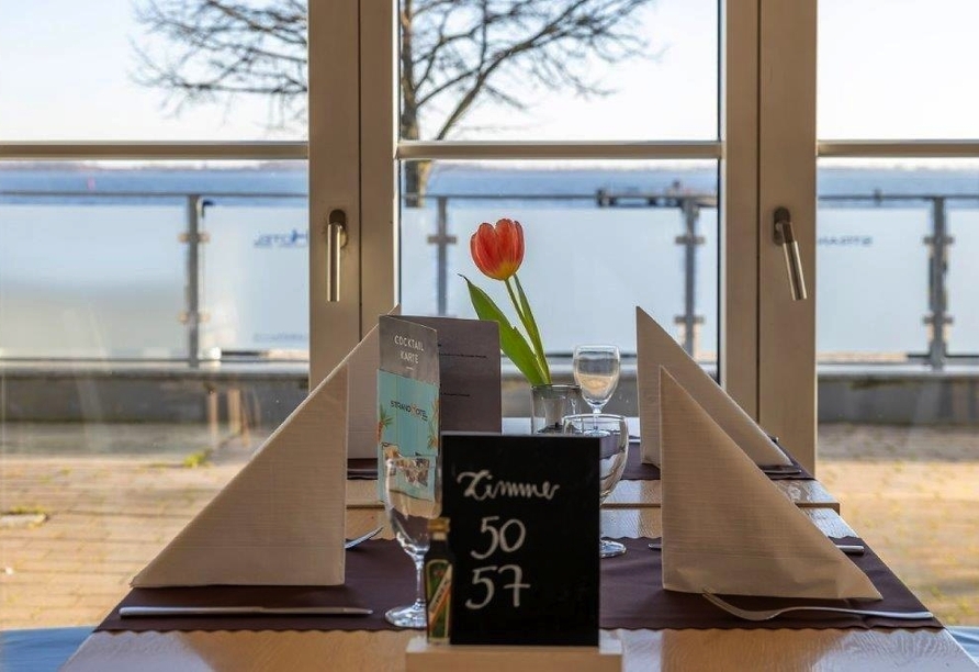 Lassen Sie sich im Restaurant Boddenblick mit regionalen und internationalen Spezialitäten verwöhnen.