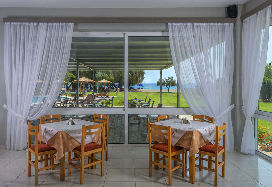 Im Restaurant des Hotels werden Sie mit leckeren Gerichten und einem fabelhaften Ausblick verwöhnt.