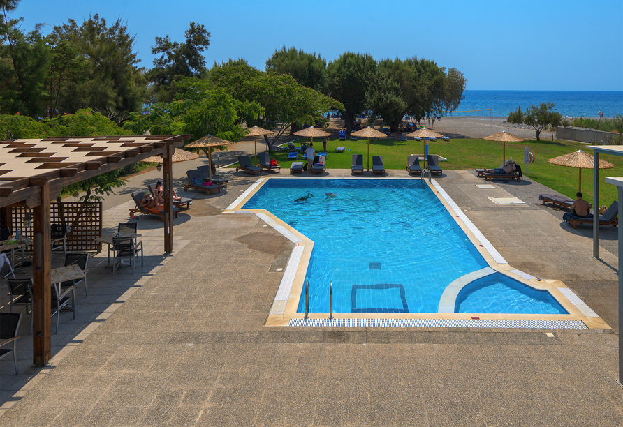 Der Außenpool des Hotels lädt zum Entspannen ein.