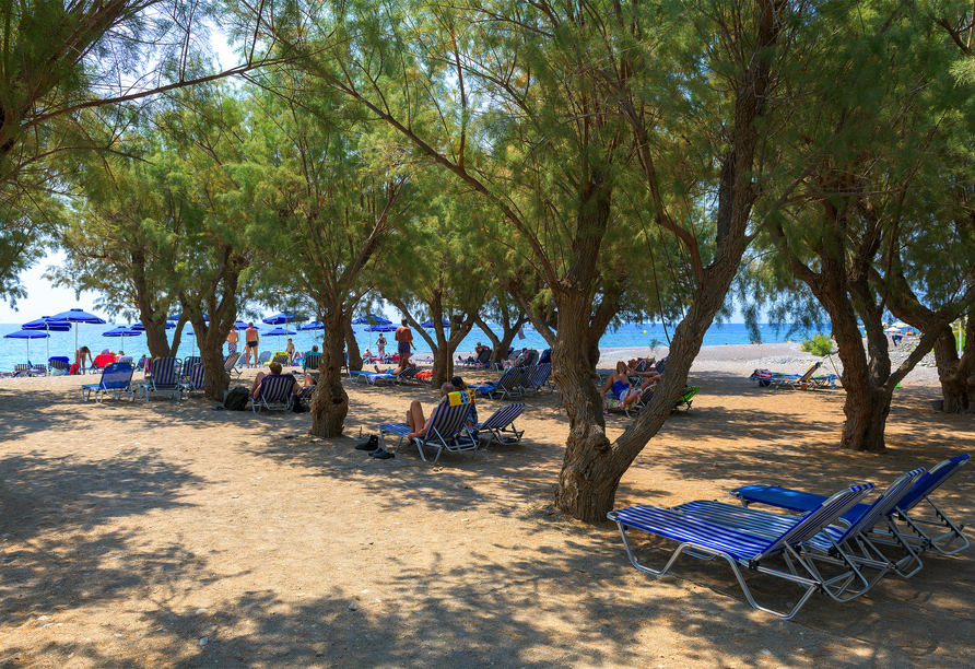 Die Sonnenliegen am Strand eignen sich bestens für einen entspannten Urlaubstag.