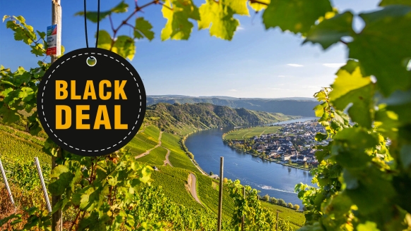 Malerische Weinberge umrahmen Wanderwege und Pfade.