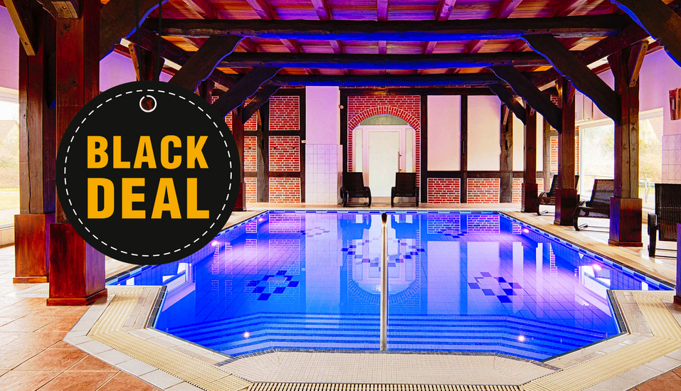 Entspannen Sie im Hallenbad des Hotels Schloss Herrenstein.