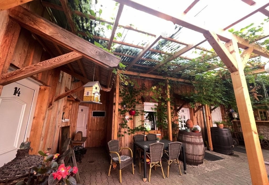 Im Sommer lädt der Biergarten zum Verweilen ein.
