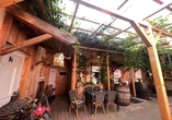 Im Sommer lädt der Biergarten zum Verweilen ein.