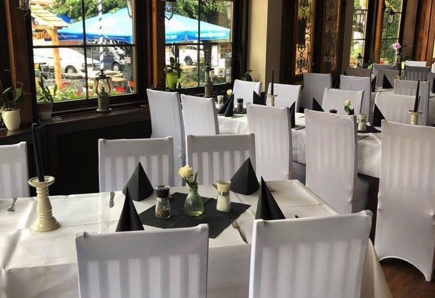 Genießen Sie köstliche Speisen im Restaurant des Hotels.