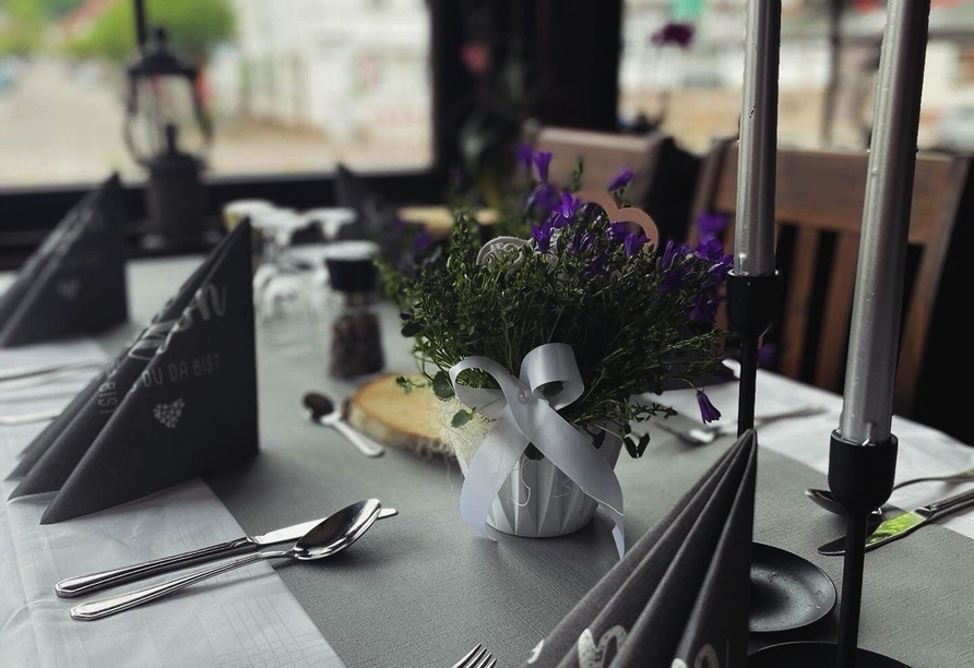 Das Restaurant im Hotel Ratskeller erwartet Sie mit liebevollen Details.