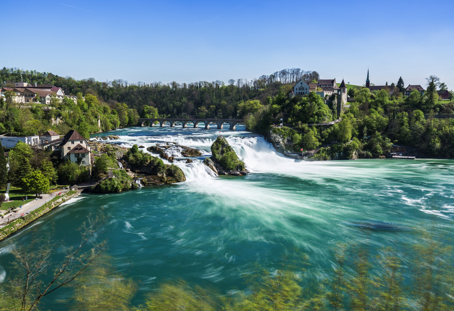 Der Rheinfall zählt zu den größten Wasserfällen Europas.