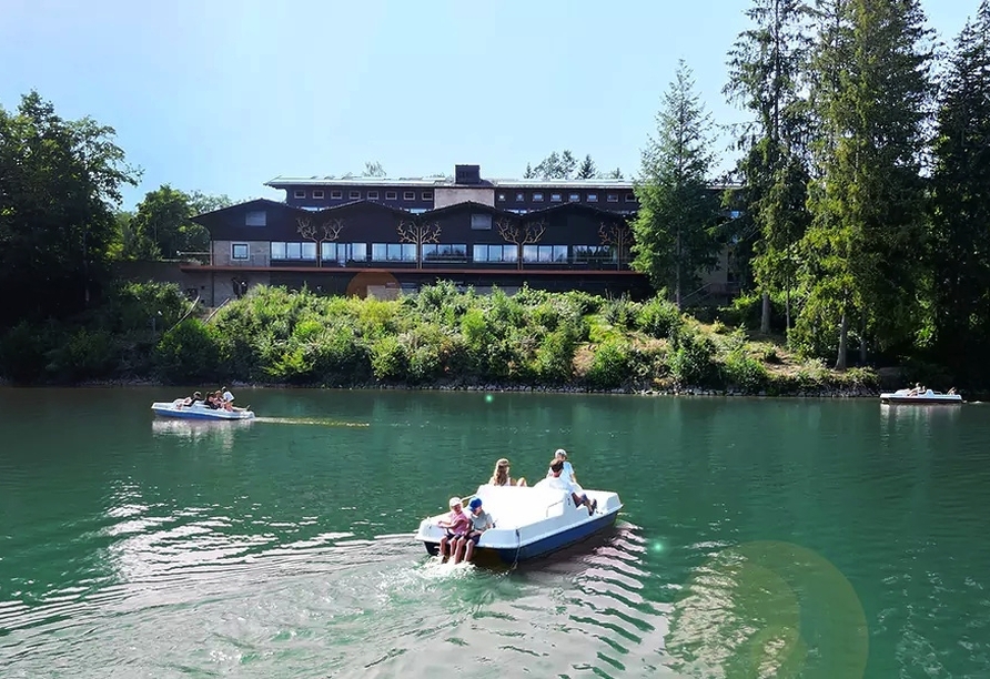 Fahren Sie eine Runde Tretboot auf dem Dreiburgensee.