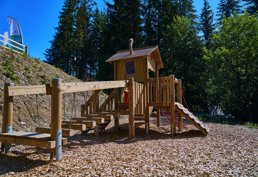 Im Park erwartet die kleinen Gäste ein toller Spielplatz.