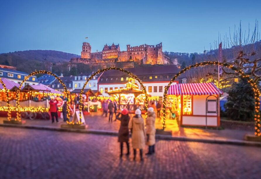 Weihnachtsmarkt in Heidelberg mit Blick auf das Schloss