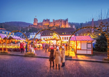 Weihnachtsmarkt in Heidelberg mit Blick auf das Schloss