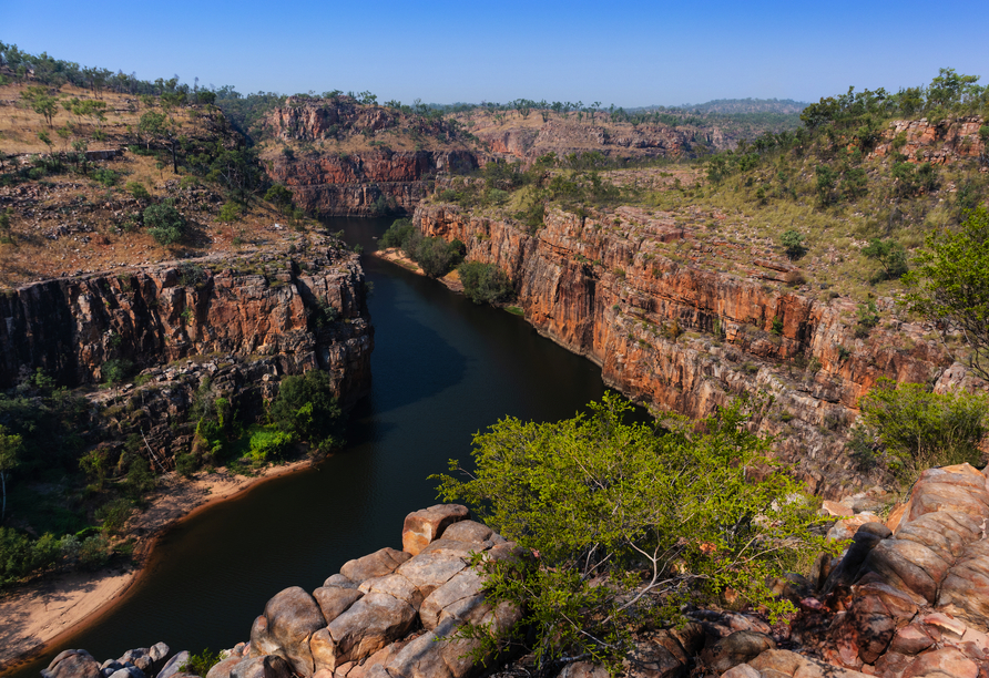 Genießen Sie eine Bootsfahrt durch die fjordähnliche Landschaft des Katherine River.