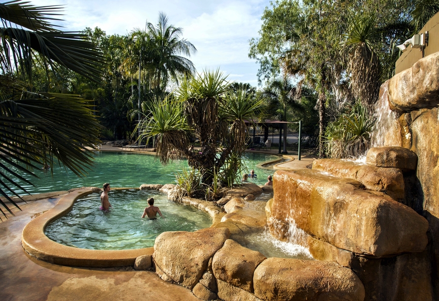 Die Cooinda Lodge empfängt Sie mit einer wunderschönen Poollandschaft.