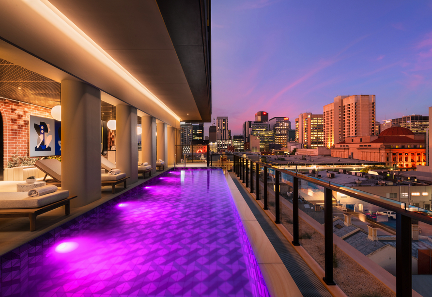 Der Pool des Indigo Adelaide Markets bietet einen wundervollen Panaoramablick.