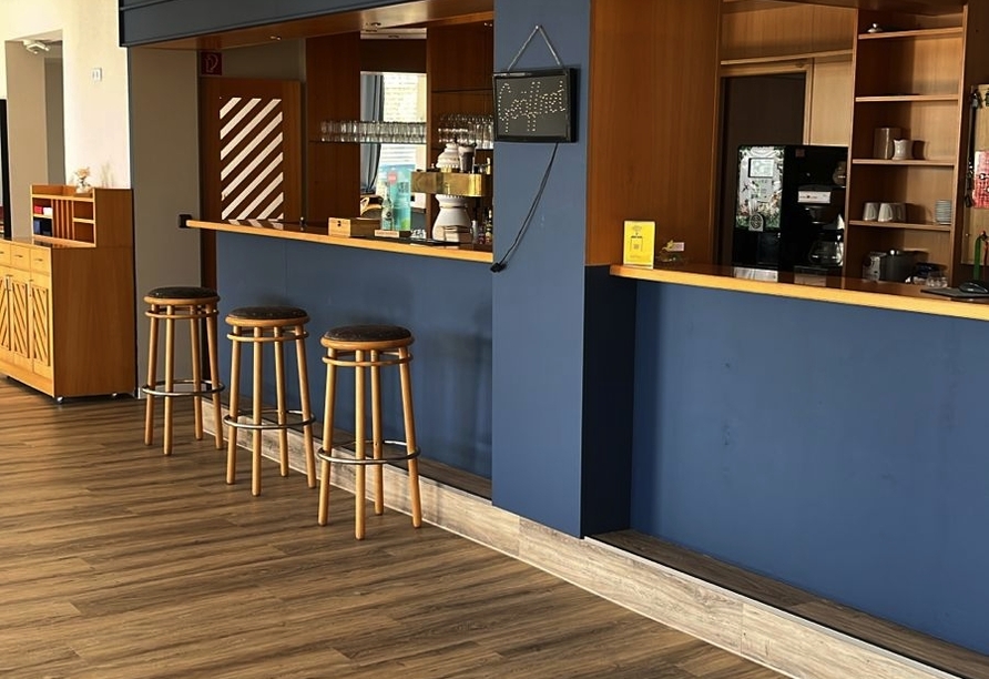 Genießen Sie ein Getränk an der Hotelbar.