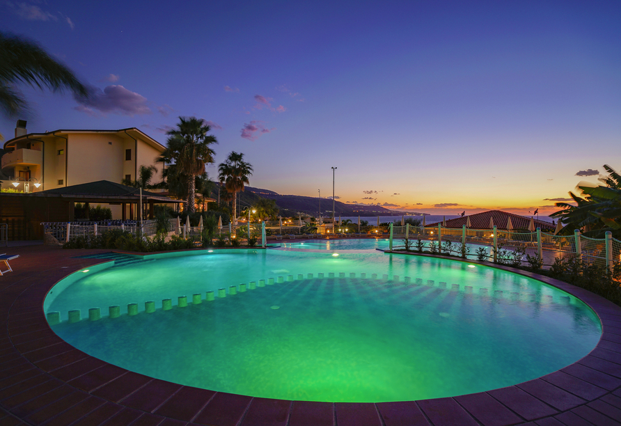 Der Außenpool des Hotels ist am Abend schön beleuchtet.