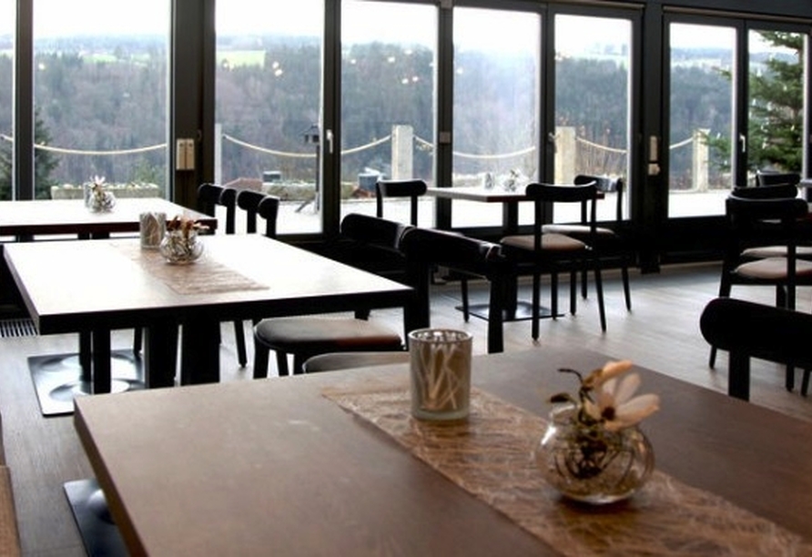 Genießen Sie Ihr Frühstück im Wintergarten mit herrlichem Panoramablick.