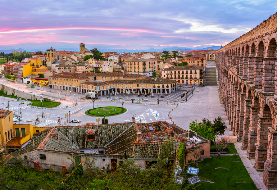 Majestätisch erhebt sich in Segovia das römische Aquädukt und verleiht der historischen Stadt ihren unverwechselbaren Charakter.