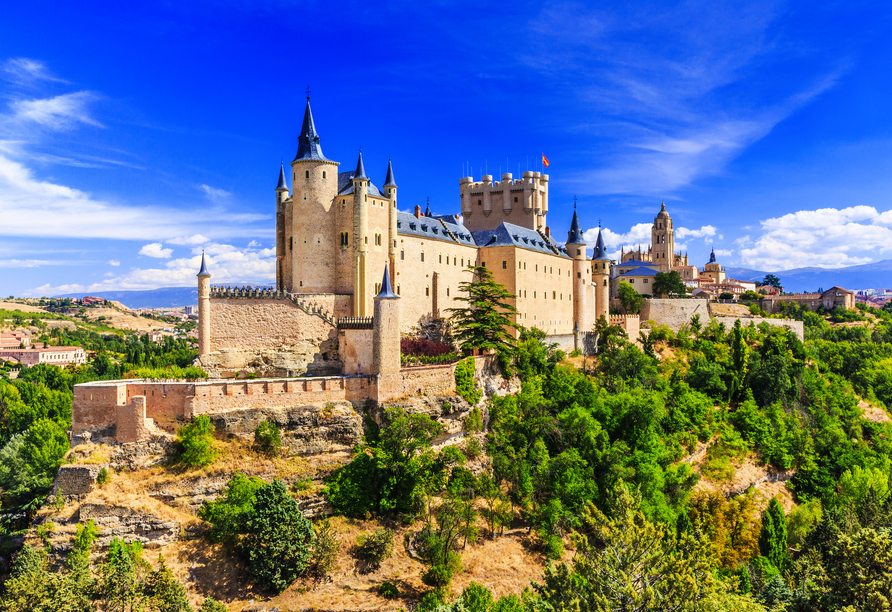 Hoch über der Stadt beeindruckt das Schloss von Segovia mit seiner einzigartigen Architektur und einem Hauch vergangener Geschichte.