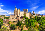 Hoch über der Stadt beeindruckt das Schloss von Segovia mit seiner einzigartigen Architektur und einem Hauch vergangener Geschichte.