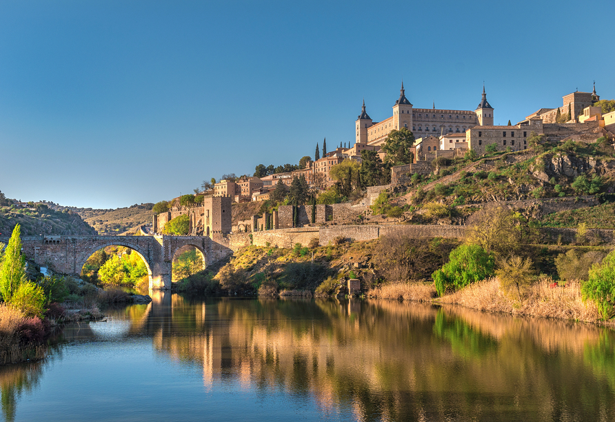 Über dem Fluss Tejo entfaltet Toledo seine ganze Pracht und begeistert mit historischem Charme und faszinierender Kulisse.