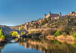 Über dem Fluss Tejo entfaltet Toledo seine ganze Pracht und begeistert mit historischem Charme und faszinierender Kulisse.