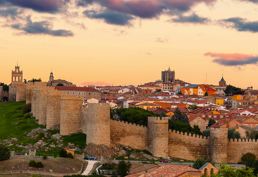 In Ávila erleben Sie mittelalterliches Flair und staunen über die beeindruckenden Stadtmauern, die bis heute majestätisch die Altstadt umschließen.