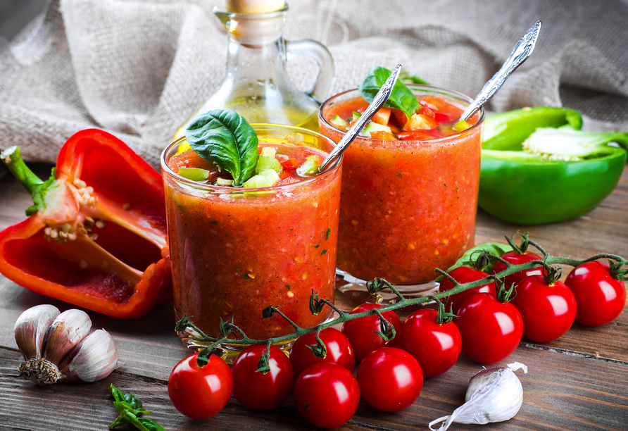 Ein Hauch Andalusien im Glas – erfrischende Gazpacho mit sonnengereiften Tomaten und aromatischen Kräutern. So schmeckt der spanische Sommer, leicht, frisch und voller Lebensfreude!