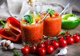 Ein Hauch Andalusien im Glas – erfrischende Gazpacho mit sonnengereiften Tomaten und aromatischen Kräutern. So schmeckt der spanische Sommer, leicht, frisch und voller Lebensfreude!