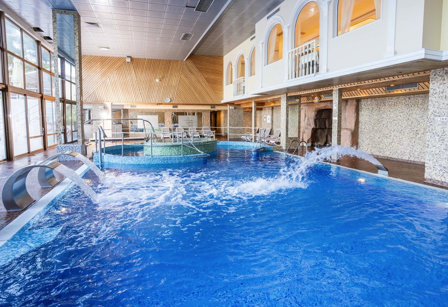 Das Hallenbad verspricht Erholung pur.
