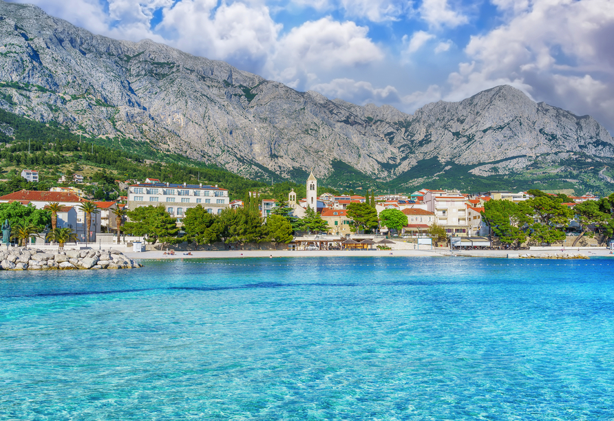 In Baška Voda trifft glasklares Meer auf imposante Bergkulisse – ein Paradies für alle, die Sonne, Ruhe und natürliche Schönheit lieben.